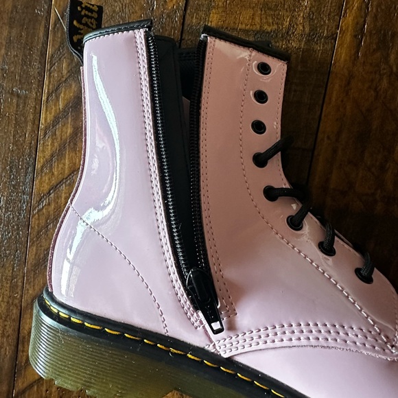 NWOB Dr. Martens 1460 boots in pale pink patent leather Women’s Sz 7 - Picture 15 of 15